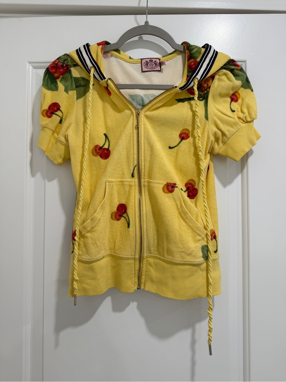 Juicy Couture Yellow Cherry Print
Zip-Up Terry Cloth Hoodie Size
Small